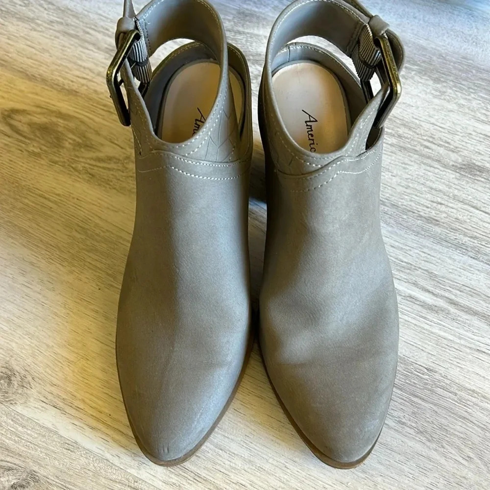 American Eagle Women’s 7 Gray Cut Out Block Heel Ankle Strap 4” Heel Booties